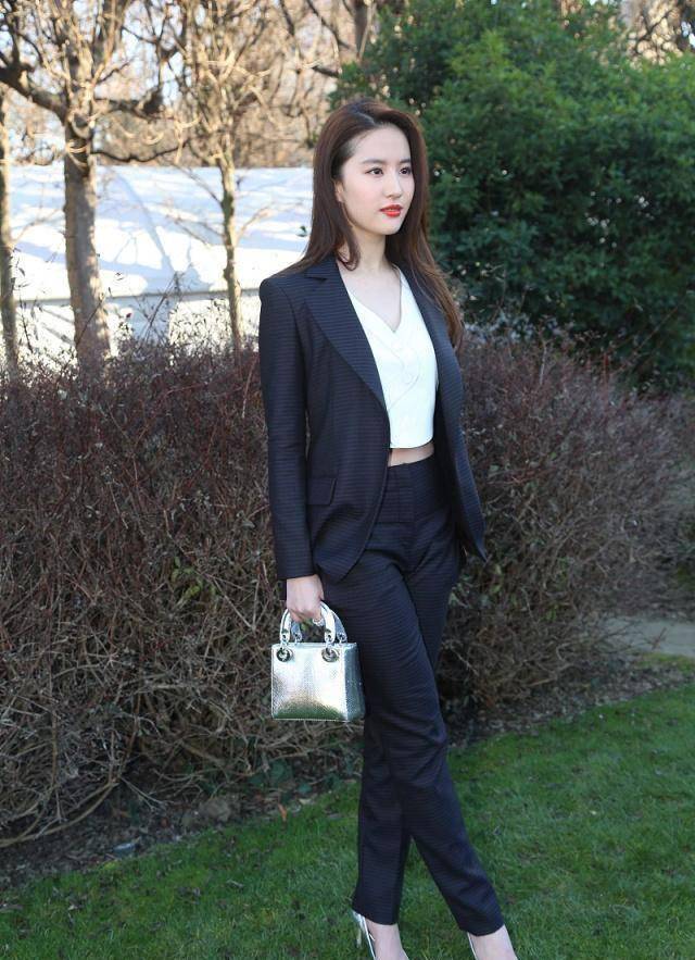 搭配一双银色尖头细跟的高跟鞋,优雅高贵中又显的高雅气质,虽然刘亦菲