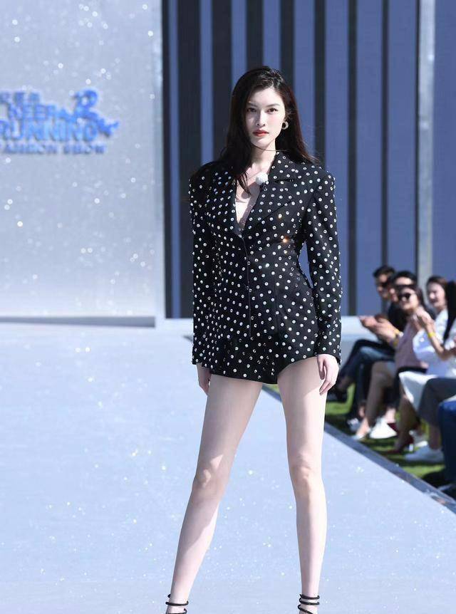 杨颖亲口承认何穗才是她最怕见到的人,白瘦高果然娱乐圈第一标准_baby