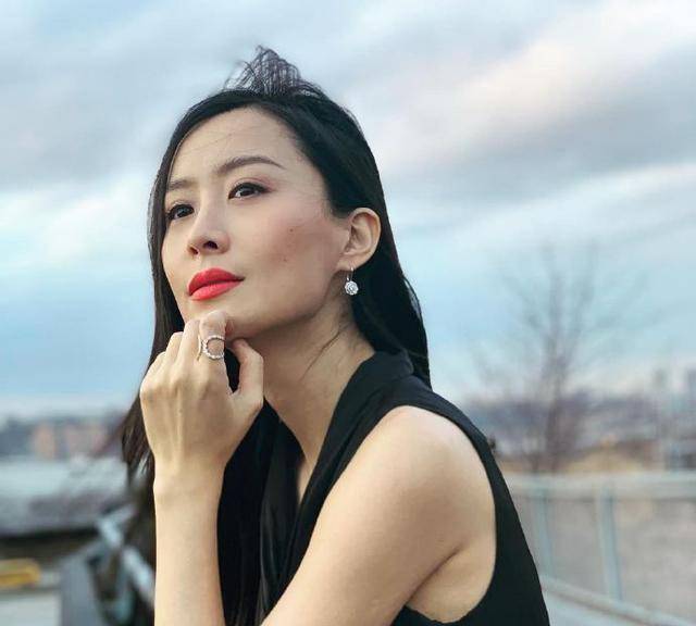 可惜《冲上云霄2》播出期间,陈法拉恶评不断,被吐槽成"一个人毁了一部