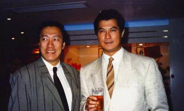 被4人追砍,帮他连挡13刀的人又是谁?_何鸿燊_刘荣驹_大哥