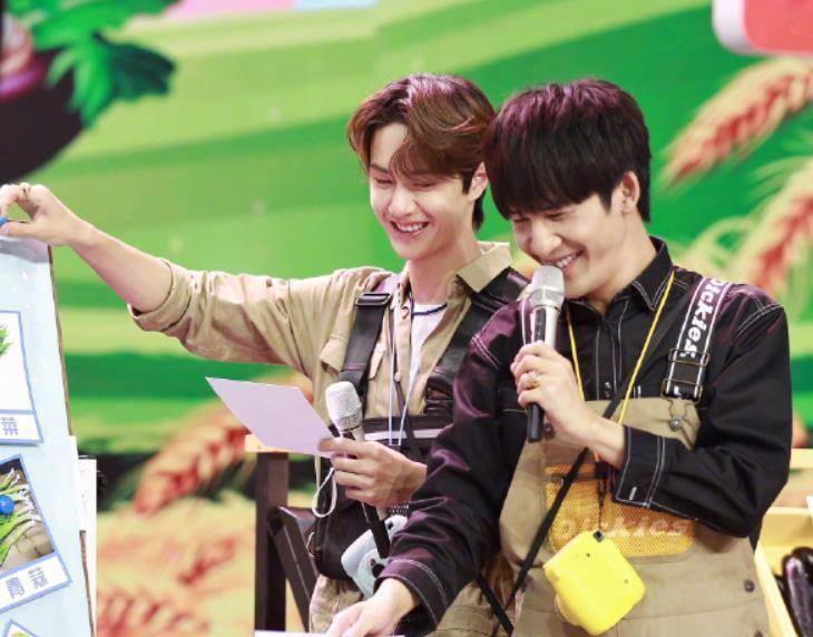 有种"起床气"叫王一博,素颜状态下被怼脸拍,奶凶奶凶的太可爱_高冷