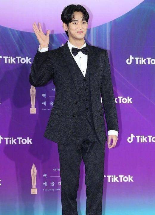 艺术大赏,宋仲基发福油腻,金秀贤瘦成竹竿,李准基近照认不出?