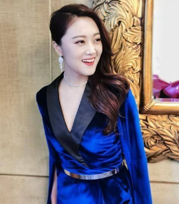 由王小玮的玖月奇迹漂亮,穿连体衣显示图形,凹凸比太绝_蓝色_形象