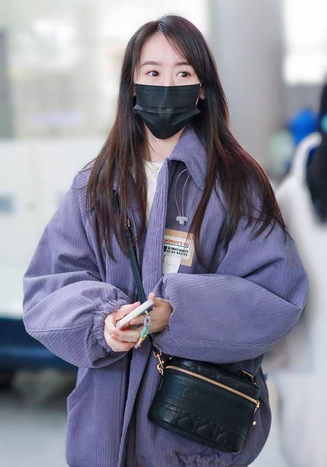 袁冰妍现代装比古装还好看,白色毛衣配牛仔裤,随性又清爽_棉大衣_皮靴