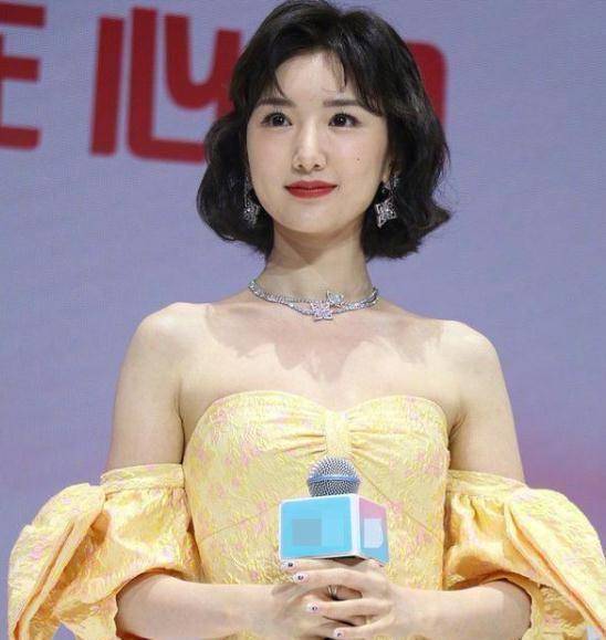 又被毛晓彤惊艳到了,穿落肩裙烫卷发扮在逃公主,是时髦精本人啊_显得