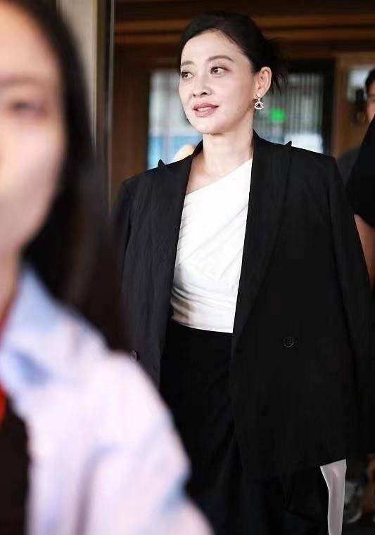 梅婷同框倪萍，两人五官气质好像啊，梅婷脸上长痘眼神强势有气场-梅婷和倪萍越来越像了