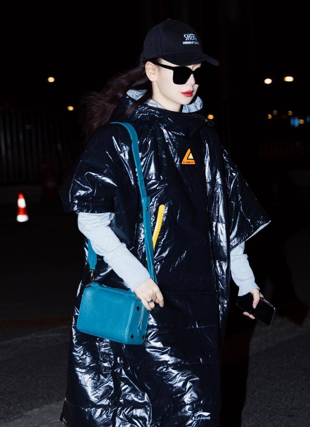 戚薇的6套羽绒服穿搭,显瘦显高不臃肿_黑色_高领_衣服