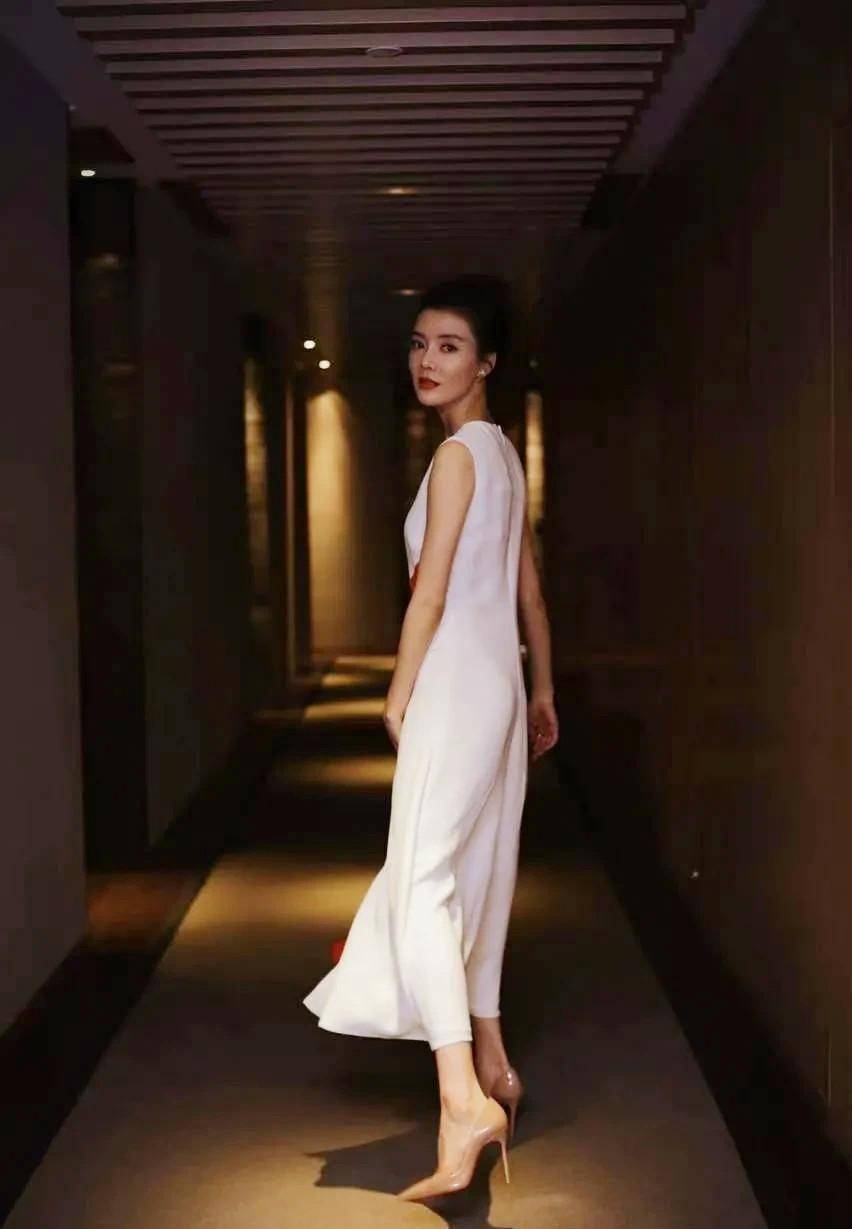 同框江疏影不输,白裙美如画中人_着装_优点_黑色