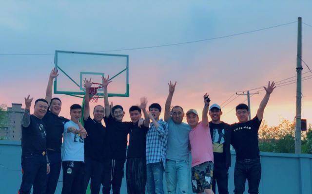 张翰同学合影站中间矮了半个头,脸也不出众_照片_陈坤_年龄