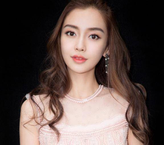 张嘉倪晒最新靓照,宛如一位朦胧仙女,眼角的泪痣太美了_身材_baby_延