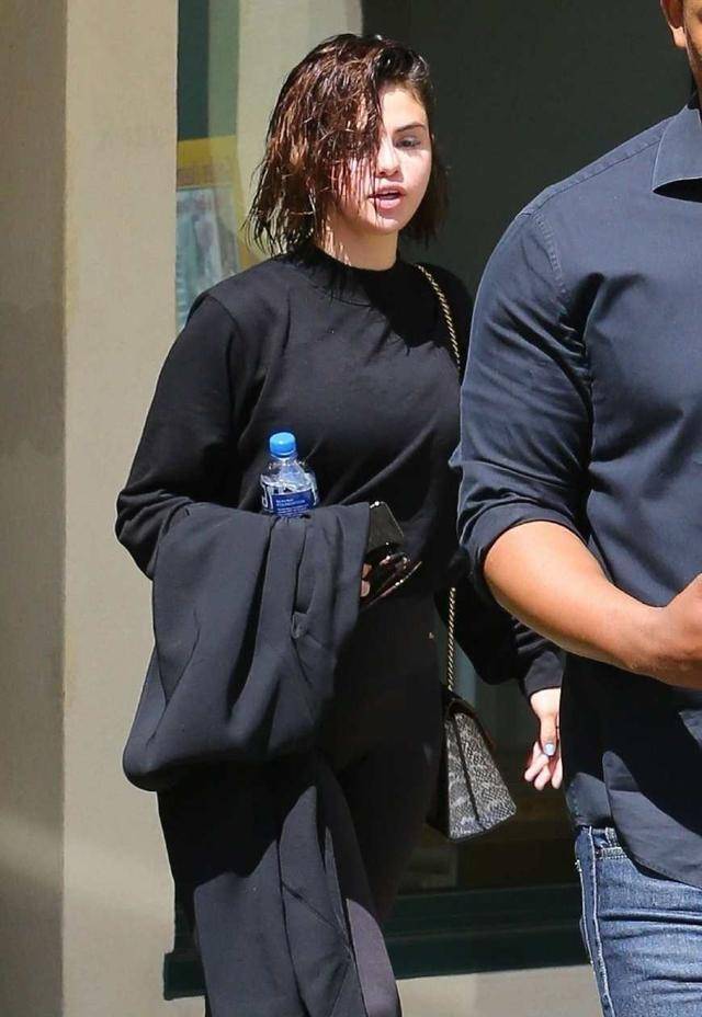 近日,美国知名女歌手赛琳娜·戈麦斯(selenagomez)被拍到跟好友一同从