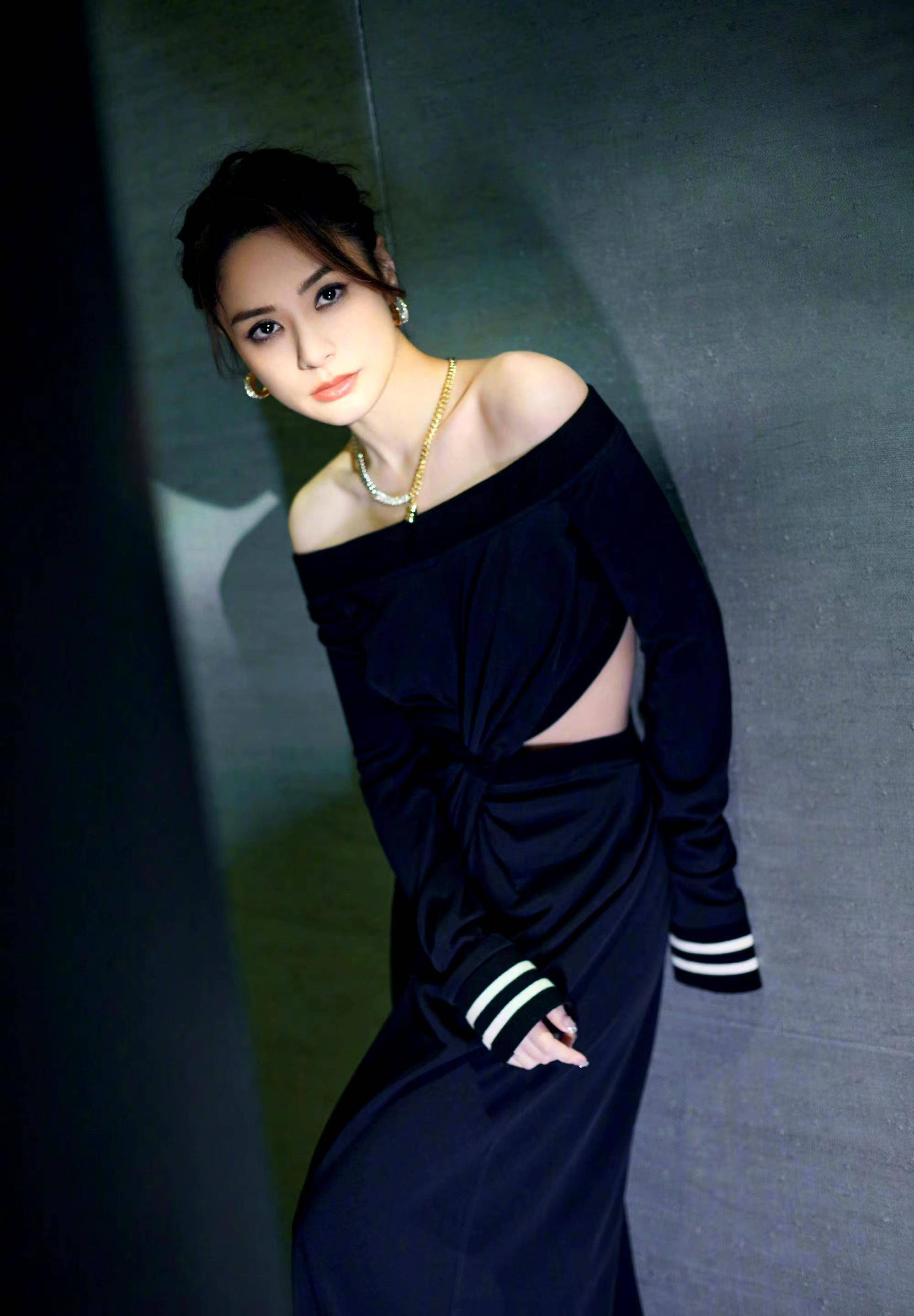 阿娇的美貌并不低调,一身一字肩长裙秀身材,优雅又华丽!