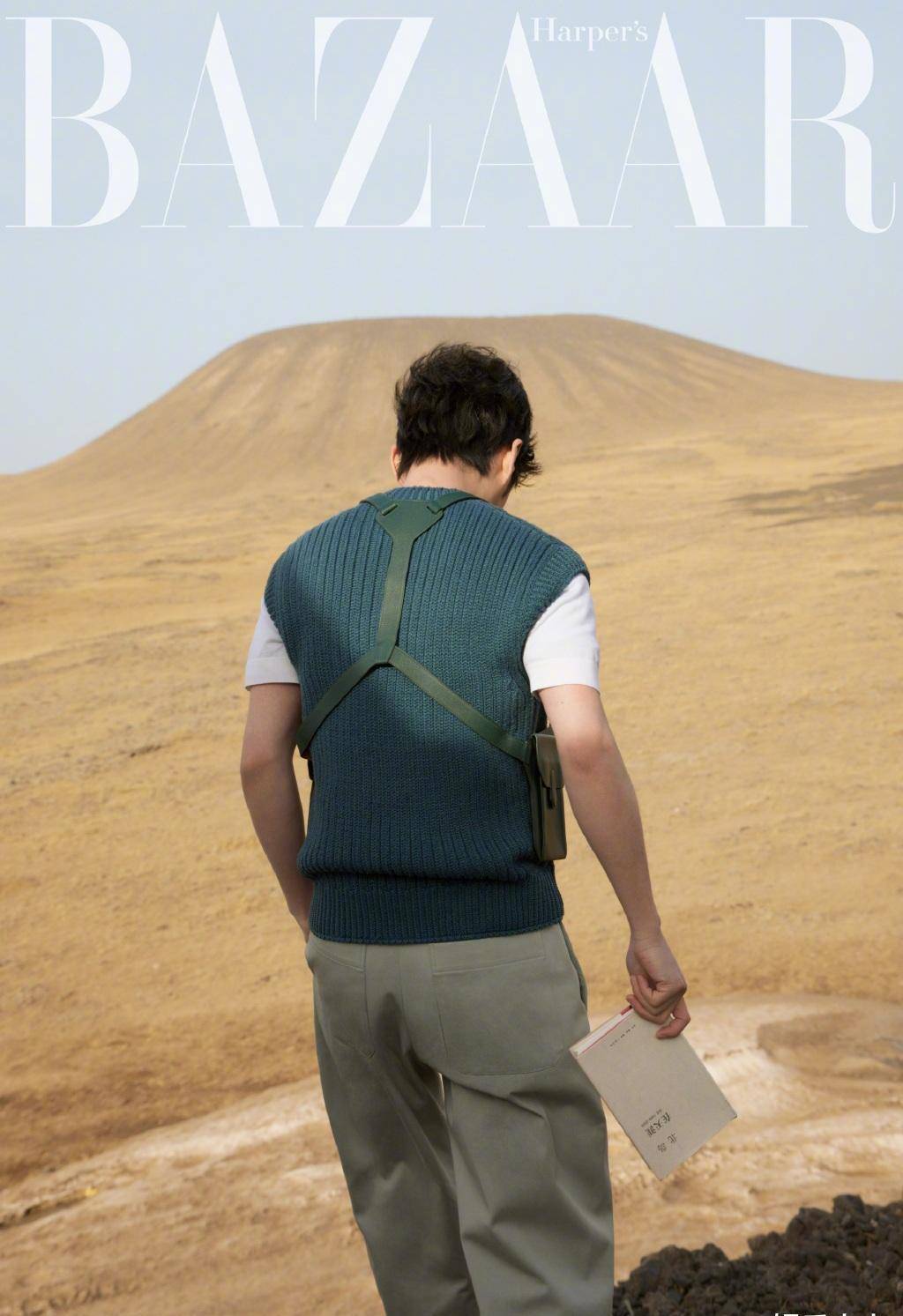 白宇《时尚芭莎》四月刊封面大片,漫漫黄沙与山峦之间带着诗意_西北