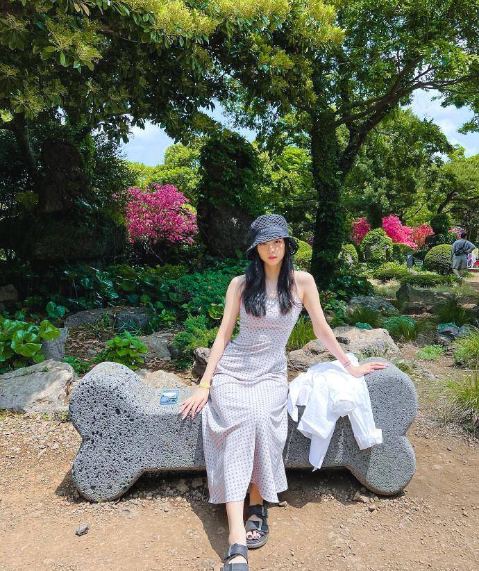 jisoo金智秀晒出自己的游记美照,照片中露出美肩太撩人_史努比_欧尼