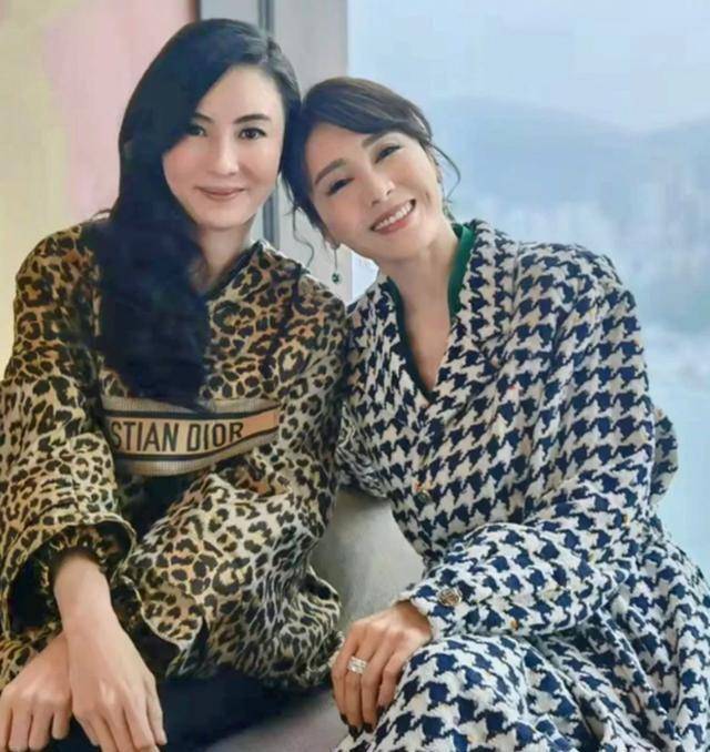 张柏芝与黎姿聚会,两大女神亲密相拥关系好,差9岁美貌不分上下_弟弟