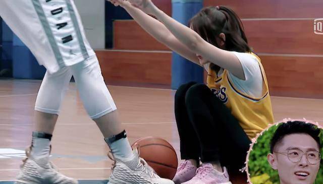 张嘉倪很会撒娇,买超瞬间被萌到托着张嘉倪投篮!