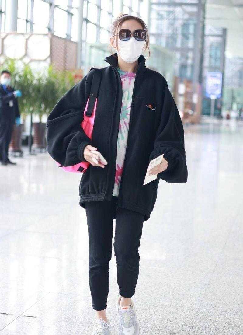 38岁的应采儿真会穿,一身黑色搭配彩色t恤,洋气不说还很高级