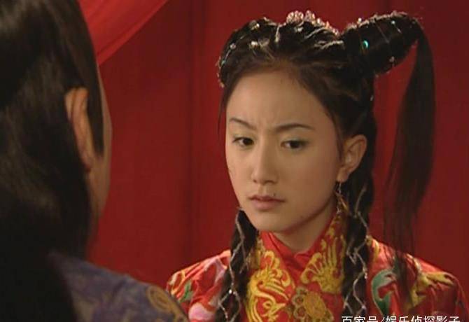 《新五女拜寿》中李倩扮演梁玲珑, 对于很喜欢对称美的古装剧来说