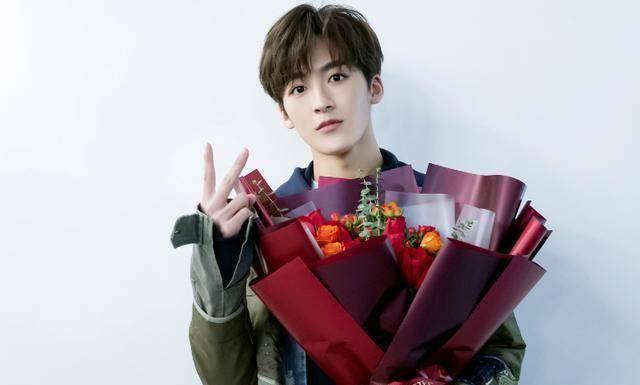 张萌40岁生日发长文,评论区r1se成员留言,与萌姐关系显而易见!