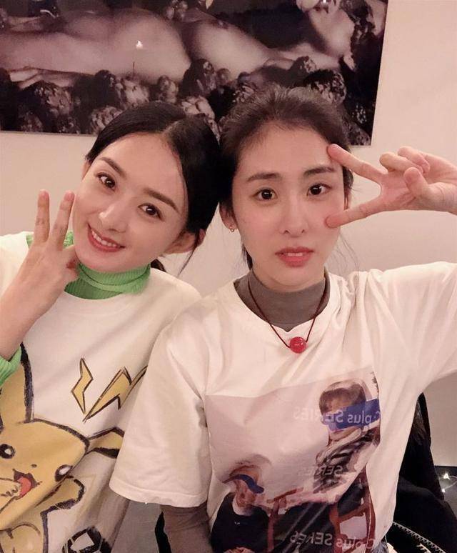 张碧晨晒合影为赵丽颖庆生,无意中曝光颖宝产后真容,肉感十足_衣服