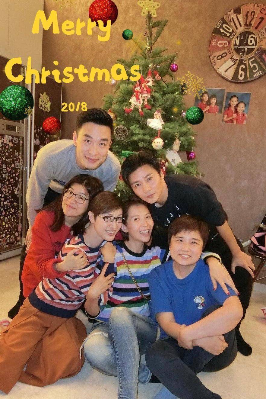 "三胎辣妈"蔡少芬晒全家福,同穿亲子装超有爱,素颜真有46岁?