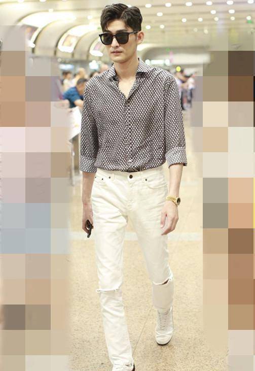 张翰的机场秀也可以算是穿搭教科书了,深色的衬衫搭配白色牛仔裤,把