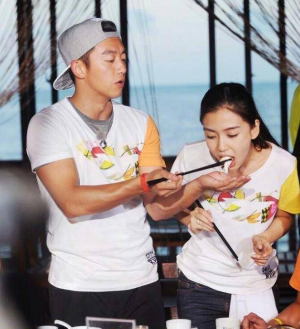 除此之外,赵丽颖在参加节目的时候,不会游泳,一不小心落水,郑恺就站在