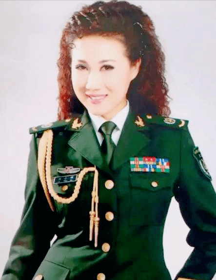 刘小娜:是春晚常客,因《士兵小唱》知名,是军中主持第一人,老了却做