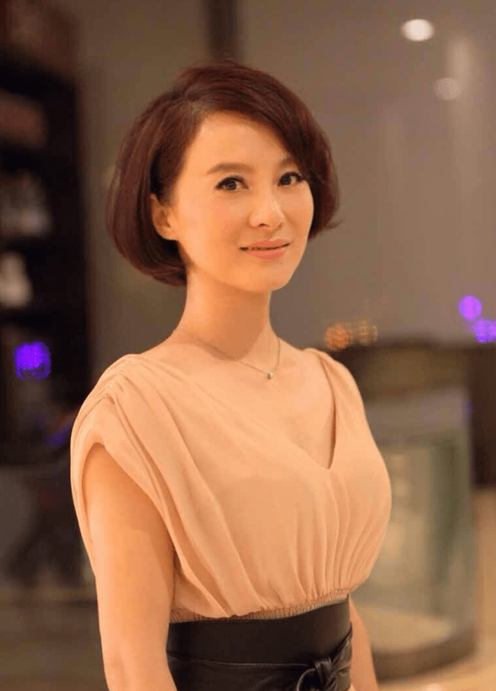 徐露:事业巅峰时隐退,下嫁大7岁导演,今48岁和19岁女儿似姐妹_发展