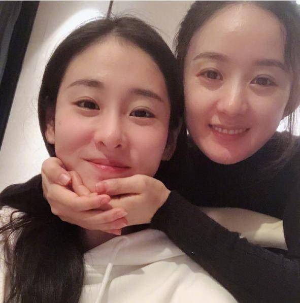 单亲孕妈张碧晨,卡其色风衣配毛衫巧遮孕肚,谢娜赵丽颖早都知道