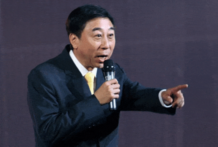 冯巩第一年登上舞台舞台是在1986年,他和刘伟搭档带来了《虎年说虎》