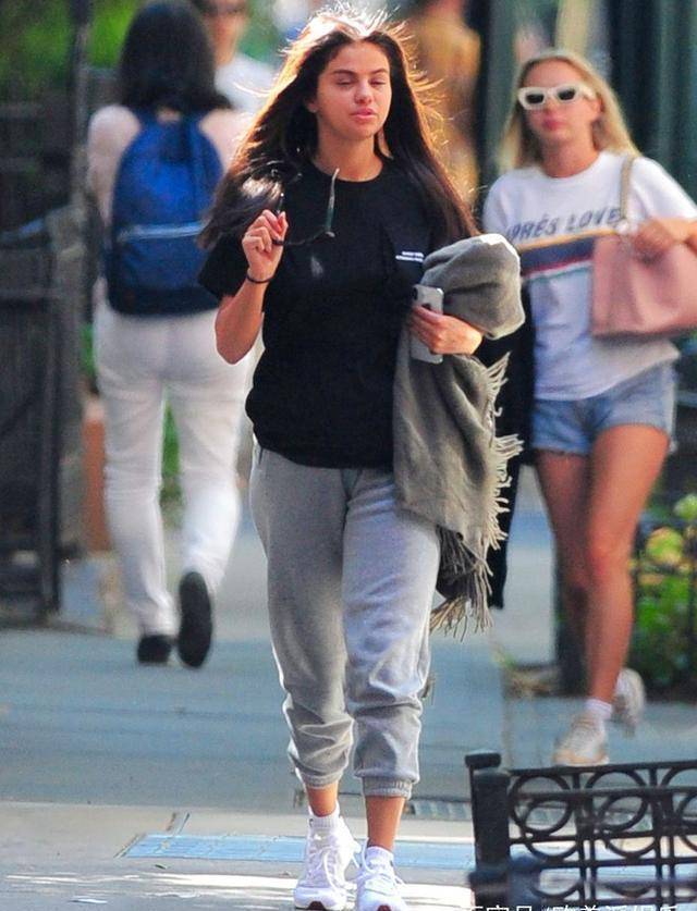 近日,欧美知名女歌手赛琳娜·戈麦斯(selenagomez)被拍到独自一人出门