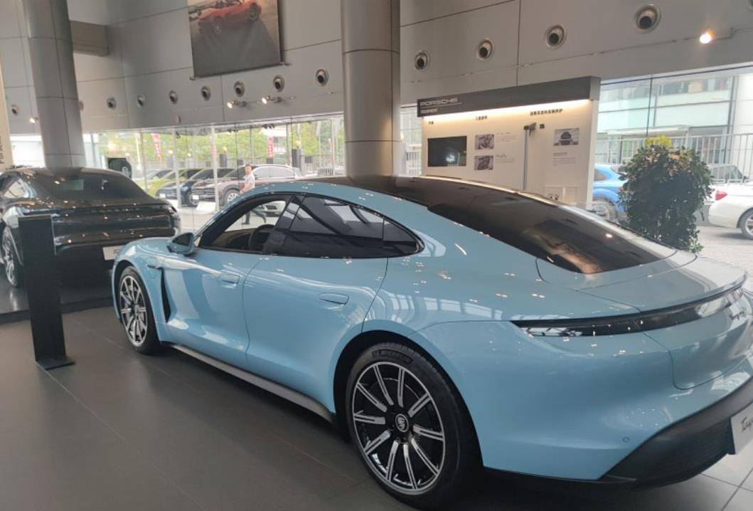 作为一款新能源产品,这款保时捷轿跑车的内饰确实也更加科幻了,超大