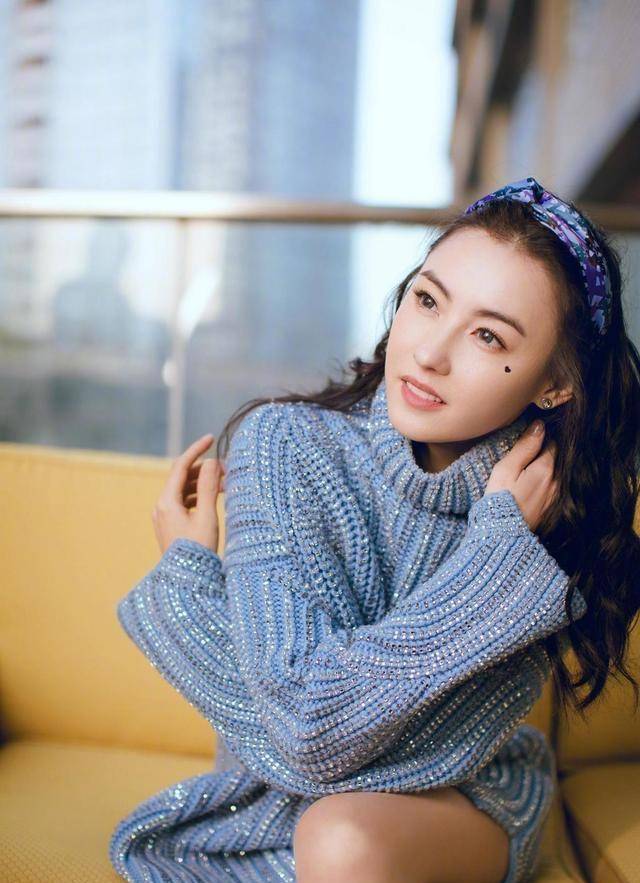 张柏芝可真是"逆生长",穿蓝色毛衣大秀美腿,39岁像19岁少女_造型_时候