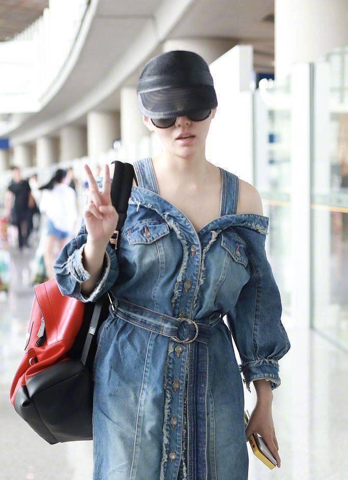 张靓颖私服穿搭素颜出镜,草莓宽松t恤加紧身裤,总体感觉太显胖_显得