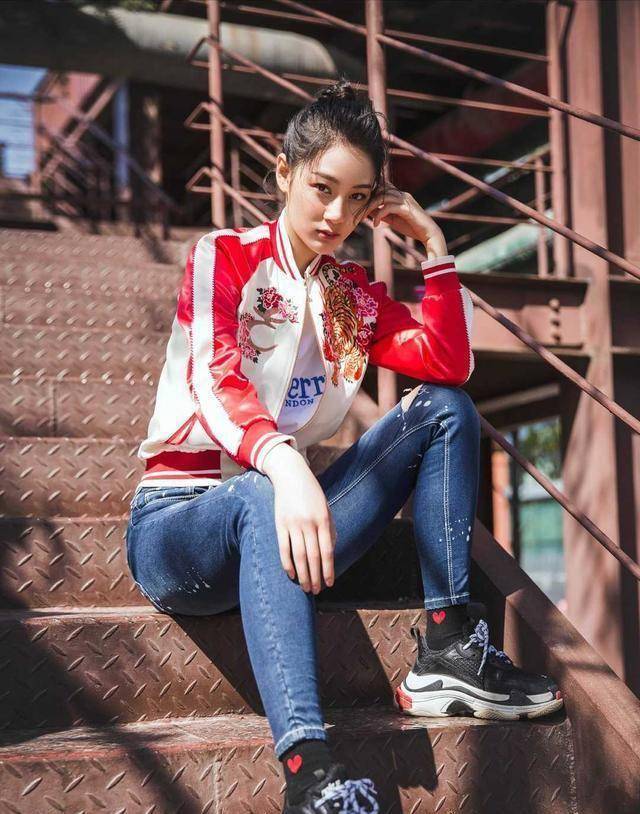 赵圆瑗红白拼接棒球服,配牛仔裤休闲舒适,气质惊艳_风格_赵先生_线条