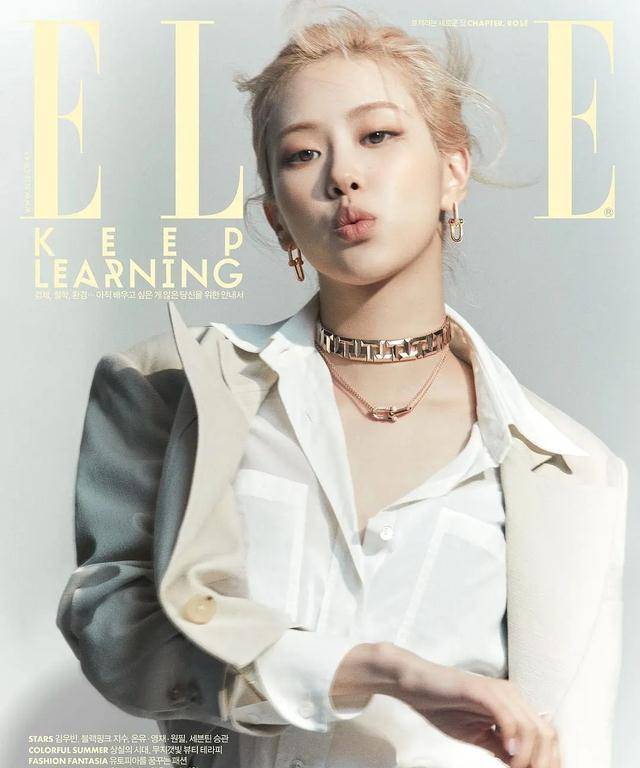 在照片中只见朴彩英耳朵和脖子上都戴着玫瑰金色的首饰,头发也染成了