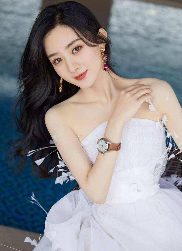 赵丽颖赶机太会博好感!