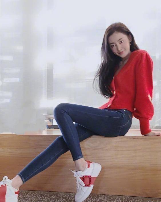 张天爱才是秀腿高手,穿"无痕裤"伸长腿:竹竿都不敢说比你细_身材_爱的