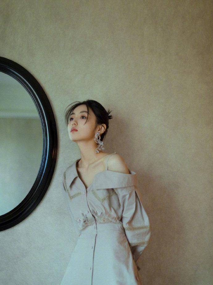 张子枫简约风写真大片,一面镜子与墙的背景,衬托人物本真之美_显得