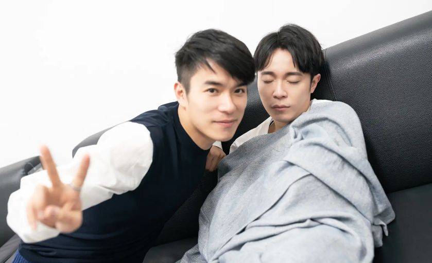 炎亚纶上传新歌和已婚男星mv甜蜜互动_邱耀乐_刘家凯_吴青峰