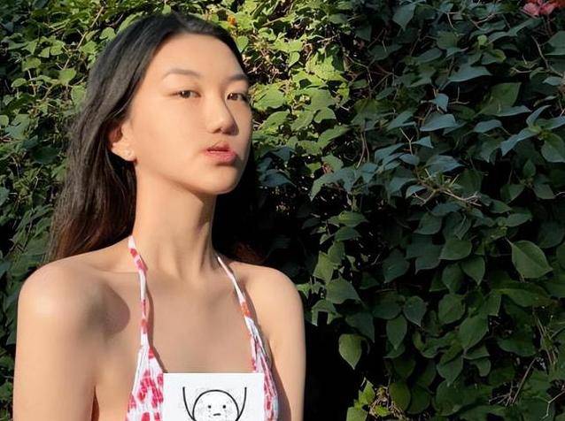 李嫣嘴唇疤痕明显,脖子比脸粗疑得甲亢_气质_照片_什么