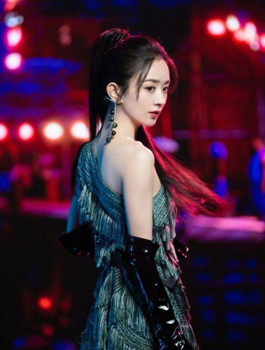 赵丽颖寻龙传说主题大片,造型百变气场强,尽显酷飒美感_服装_黑色