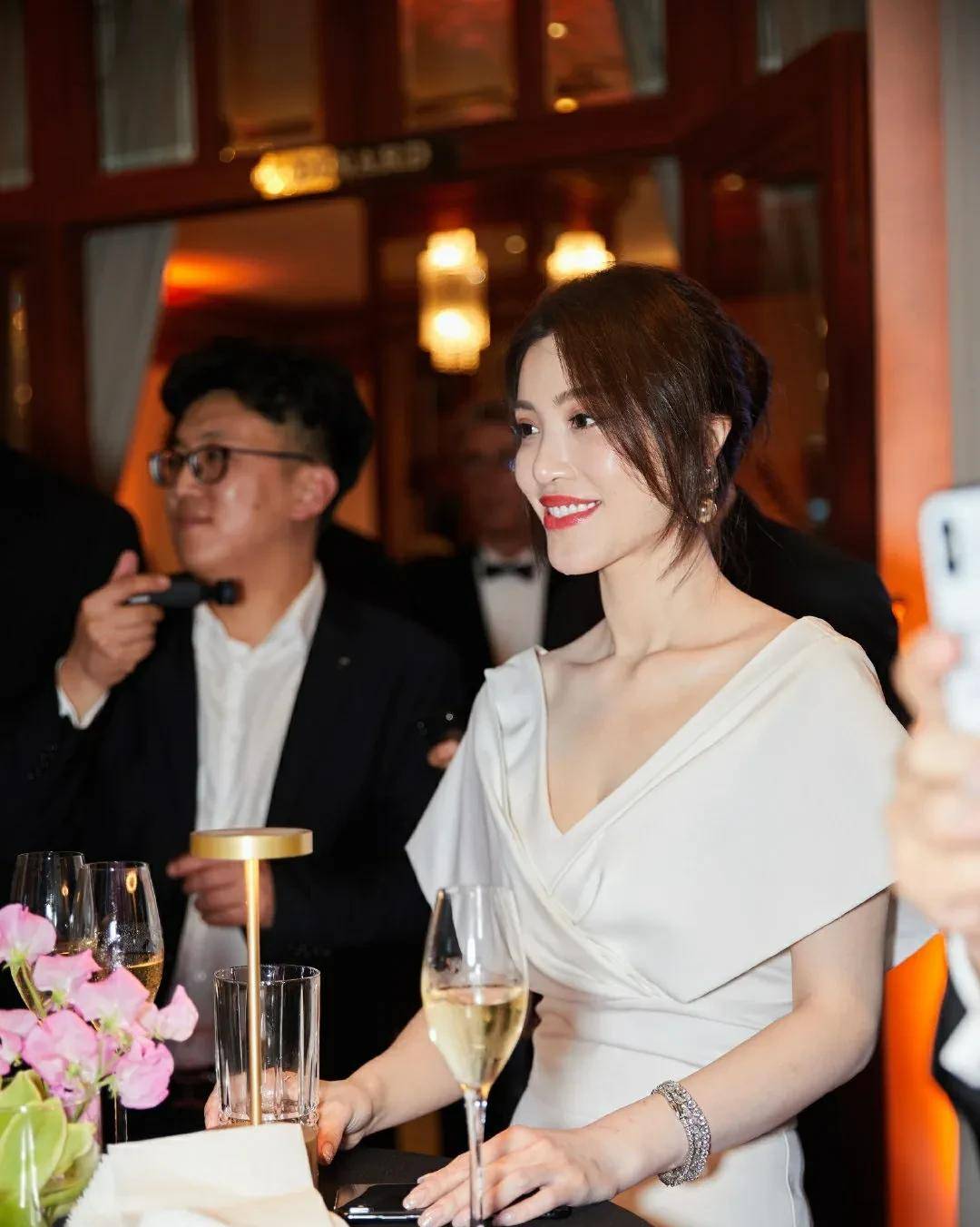 刘翔前妻现身镜头大谈裤裆藏地雷剧情,直言分手与刘翔母亲无关_葛天