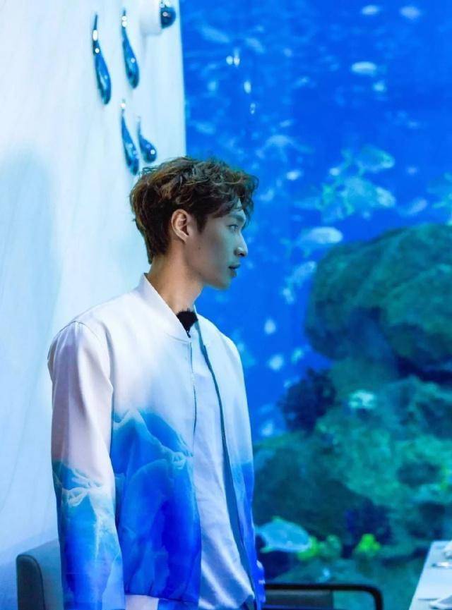 张艺兴简直是萌宠类男神!