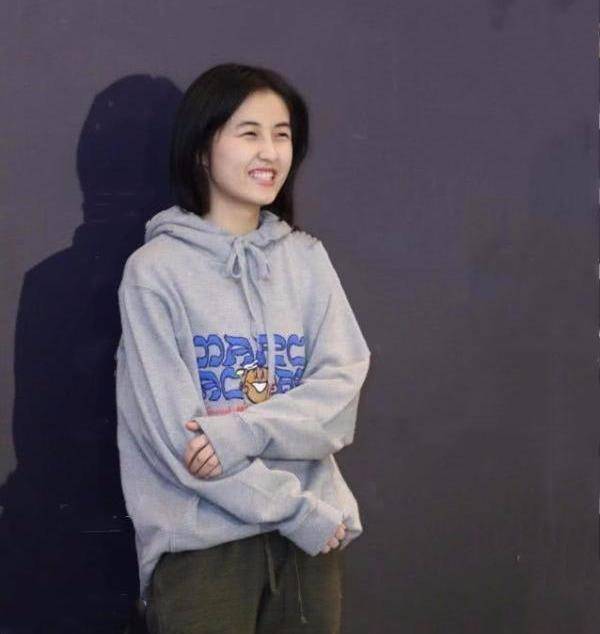 看张子枫的性格,就可以发现她真的挺随性的,因为年龄小,她也不会因为