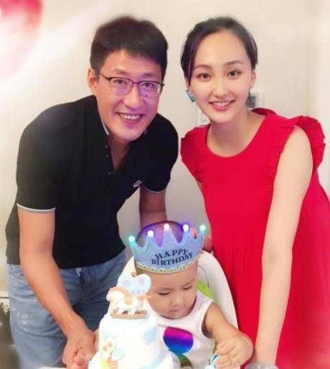 46岁于震晒与女儿合照,小13岁娇妻罕见同框,妥妥的"女儿奴"!