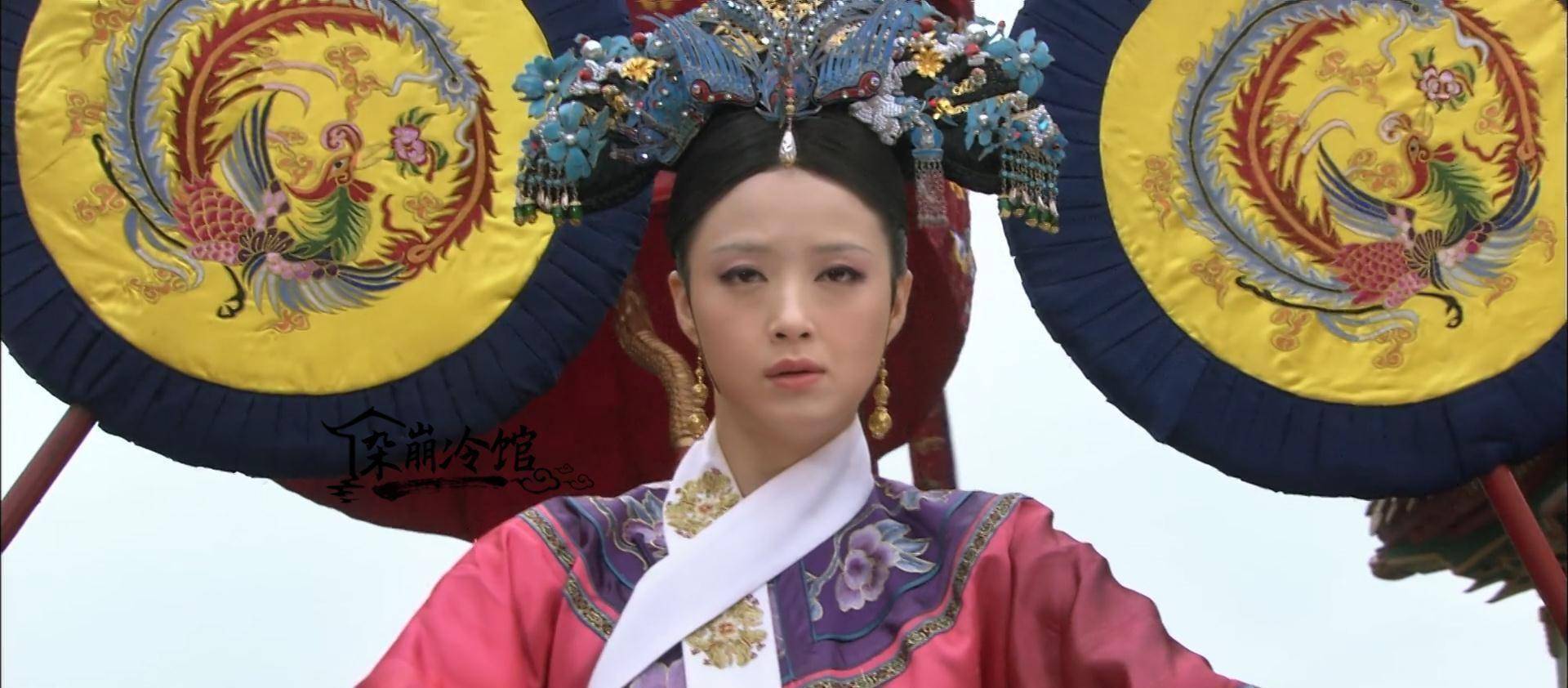 甄嬛传|年世兰华妃的旗头发饰,点翠凤冠,凤钗步摇,蓝如意旗头_时期