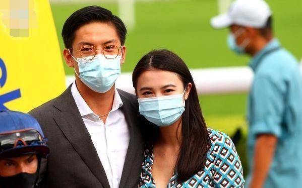 去年年初,hilary以"女主人"的身份多次陪施仲乐亮相马场,高调秀恩爱的