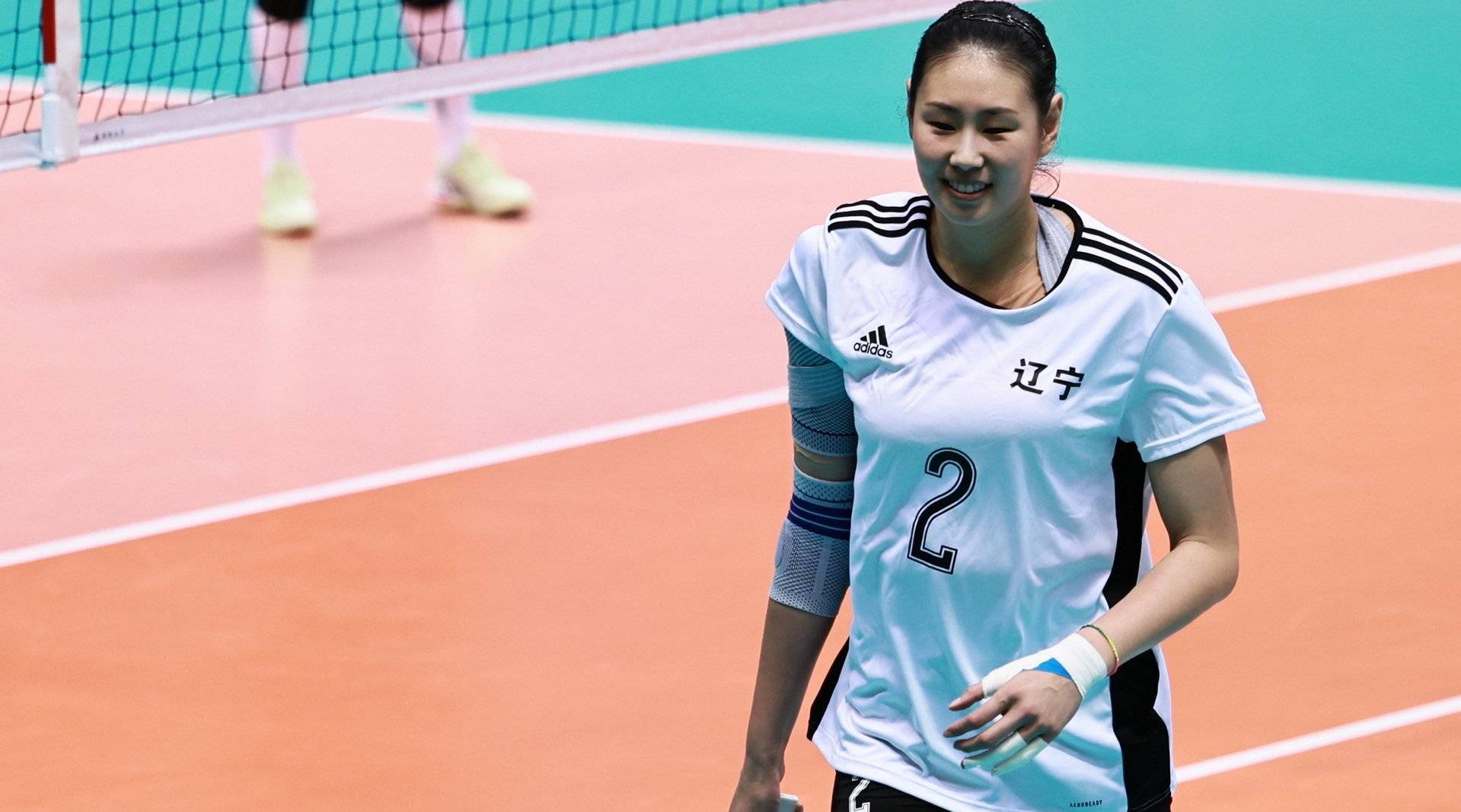 北长城",是中国女排历史上出色的副攻手,颜妮的拦网世界闻名